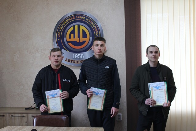 Заводские соревнования по подтягиванию на перекладине