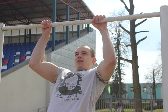 Заводские соревнования по подтягиванию на перекладине