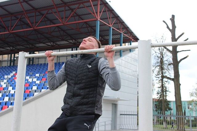 Заводские соревнования по подтягиванию на перекладине