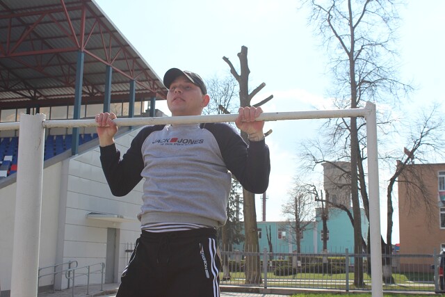 Заводские соревнования по подтягиванию на перекладине